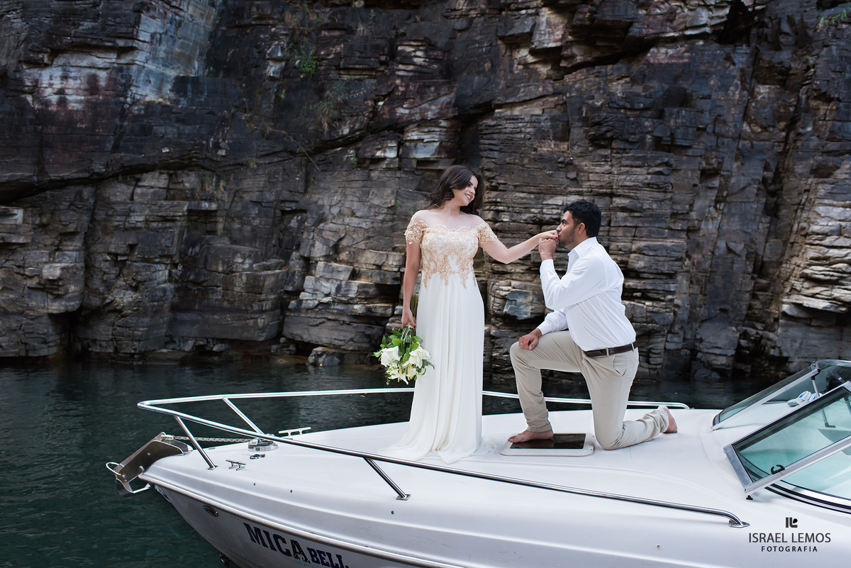 Noivo fazendo uma declaração de amor para sua noiva com a lancha e Capitolio MG