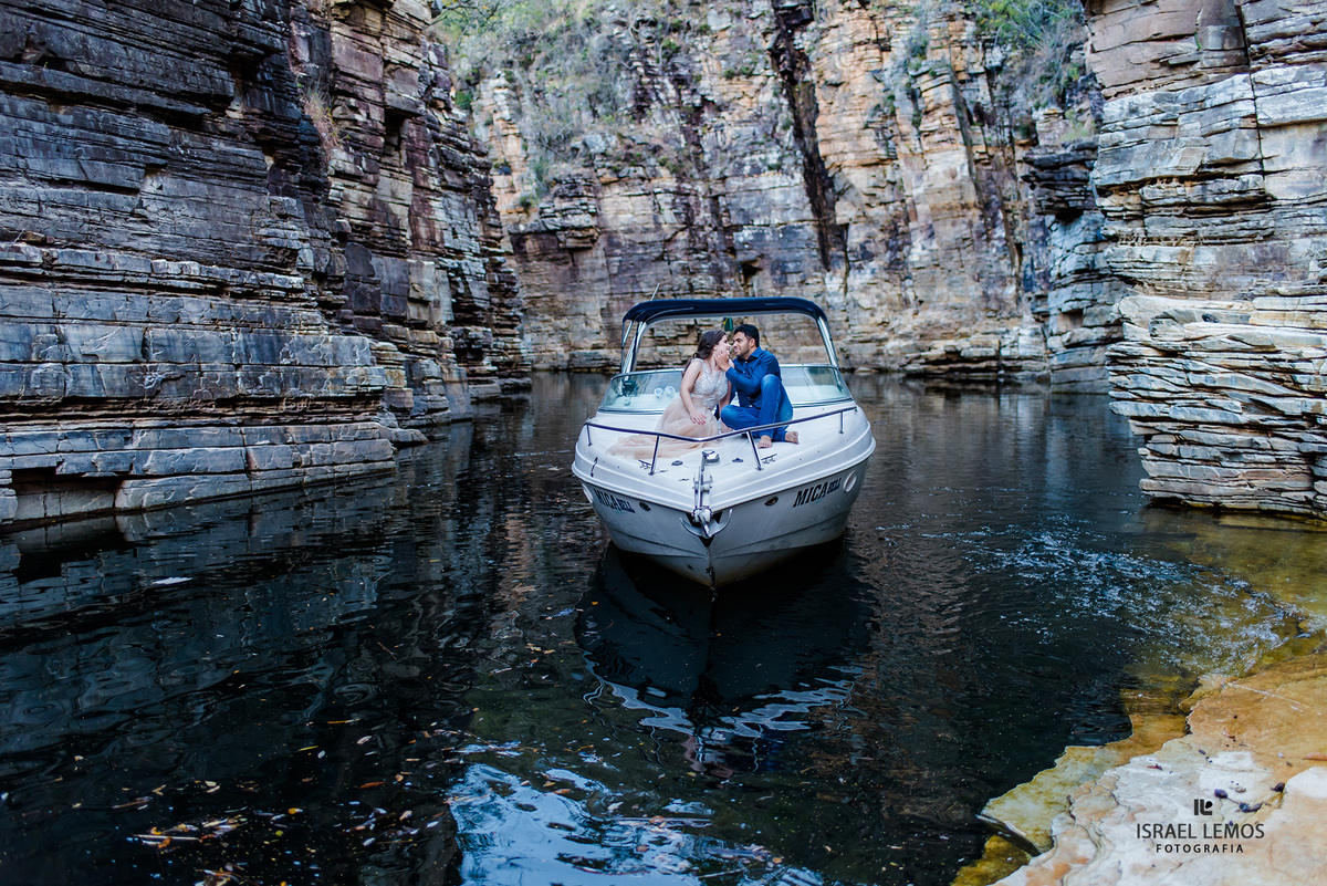 Noivos em sua lancha, na cidade de capitolio 