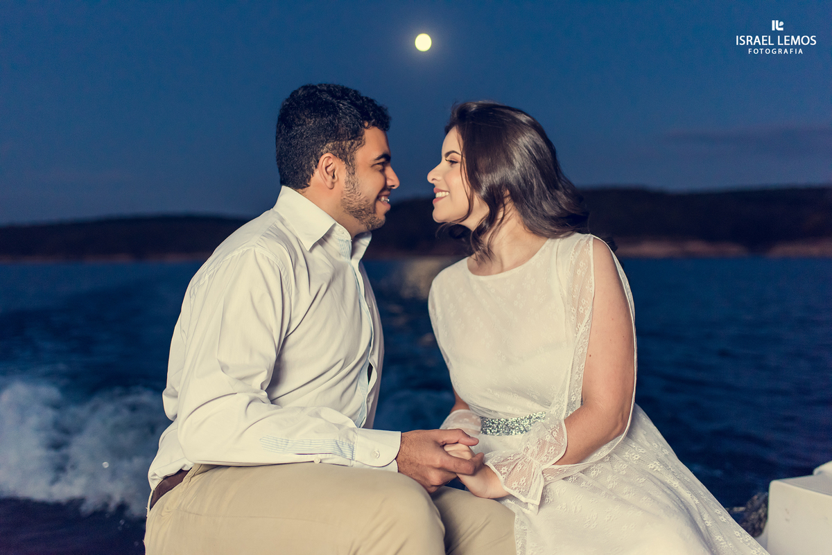 foto com a lua e os noivos