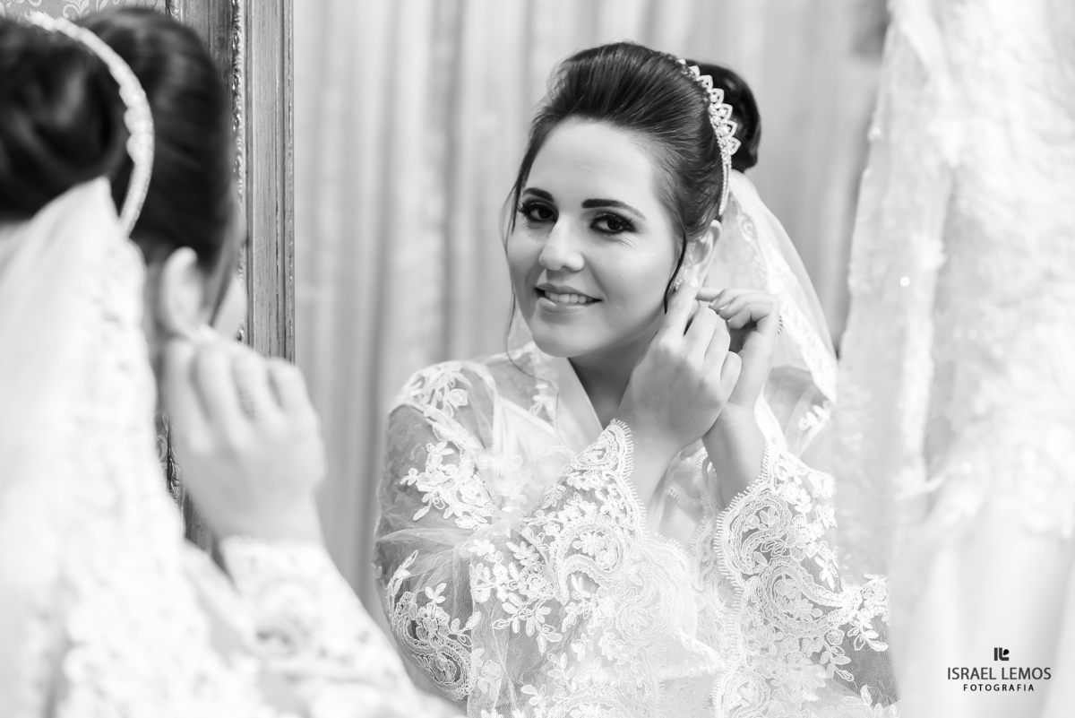 Maquiagem para noivas em Para de Minas  Silmaria Oliveira 
Noiva colocando o brinco e finalizando para a igreja