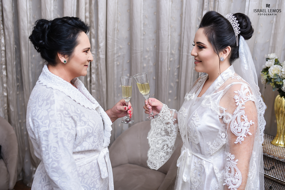Noiva fazendo seu brinde com sua mae em Silmaria Oliveiras