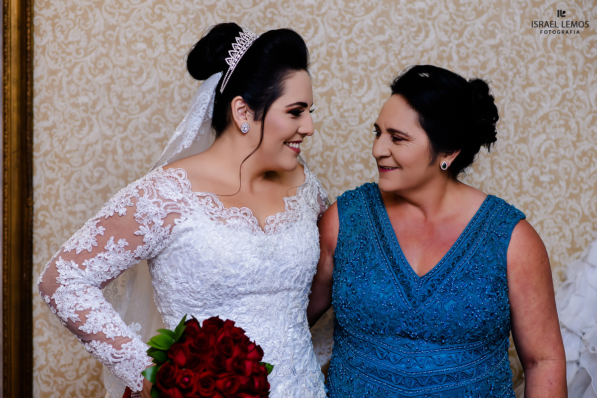 Noiva e mae prontas para o casamento