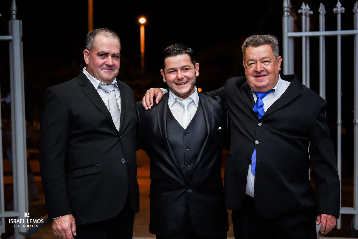 Noivo com a familia para a entrada do noivo