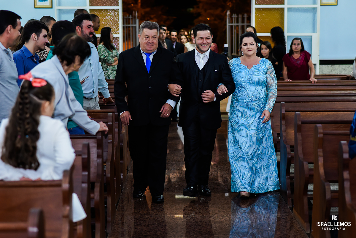 Noivo entrando com os pais na Igreja N. S. das Dores em Antunes MG
