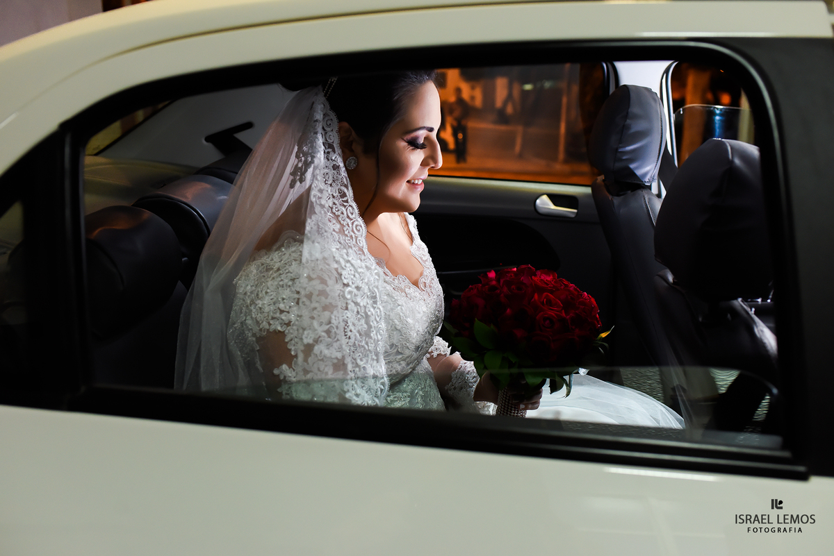 Noiva linda saindo do carro Igreja N. S. das Dores em Antunes MG