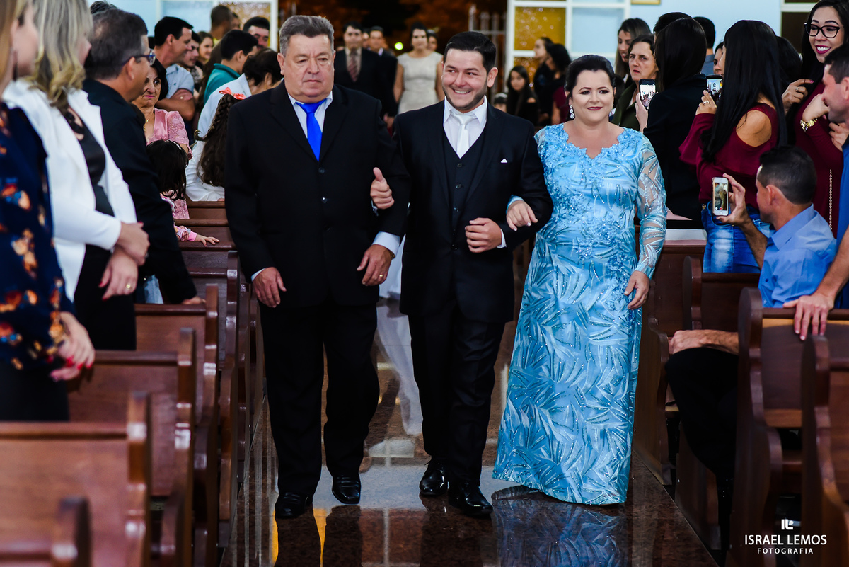 Noivo comprimento na sua entrada Igreja N. S. das Dores em Antunes MG