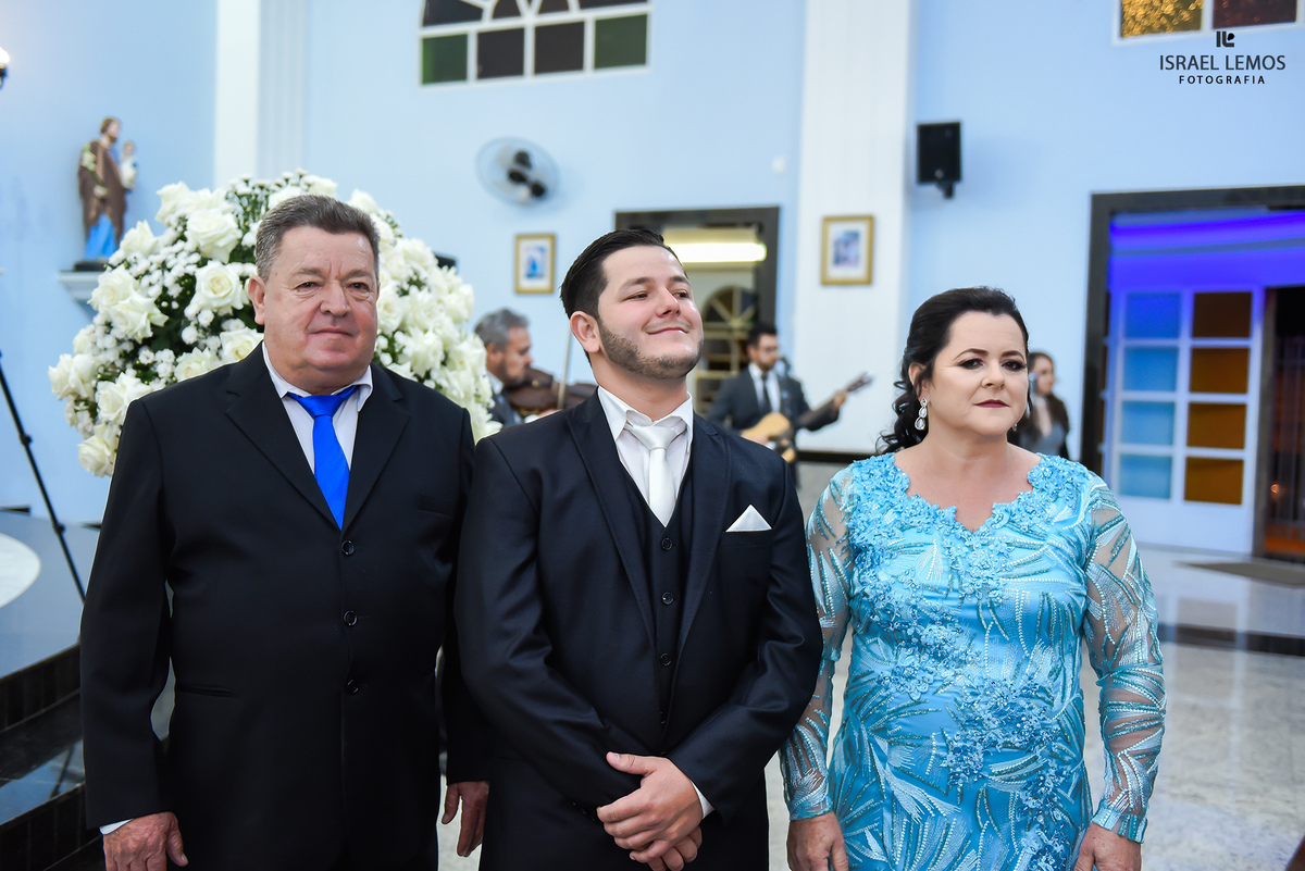 noivo aguardando a noiva Igreja N. S. das Dores em Antunes MG