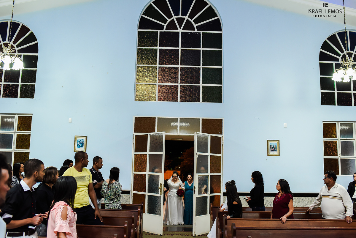 Abrindo a porta para a noiva entrada Igreja N. S. das Dores em Antunes MG