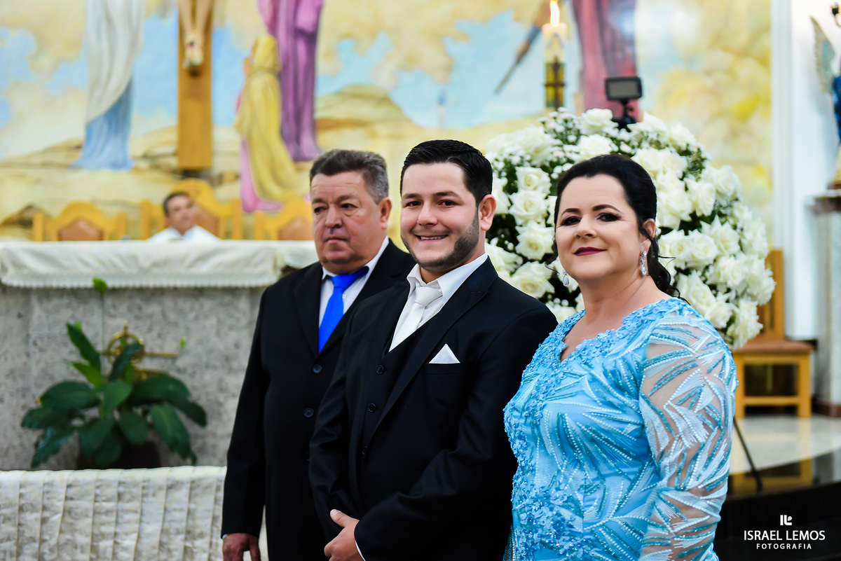 noivo olhando de lado para ver sua noiva leticia Igreja N. S. das Dores em Antunes MG