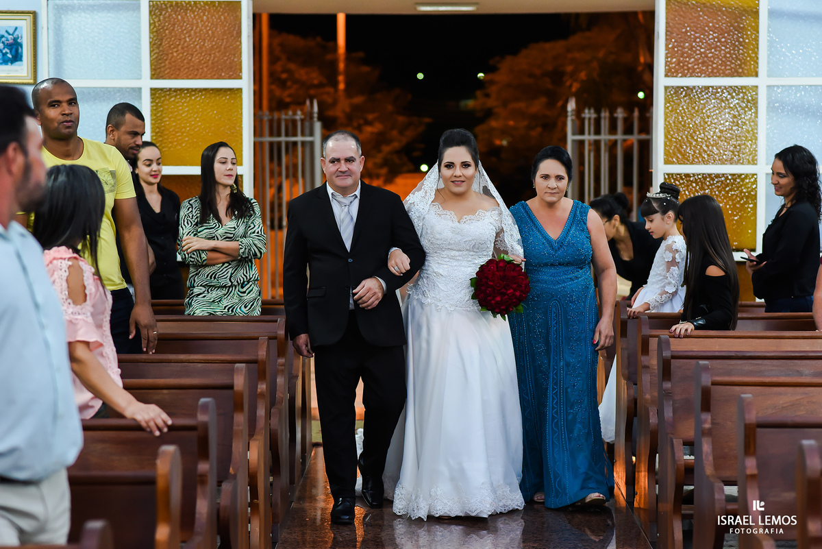 Entrada da noiva leticia com seus pais na Igreja N. S. das Dores em Antunes MG