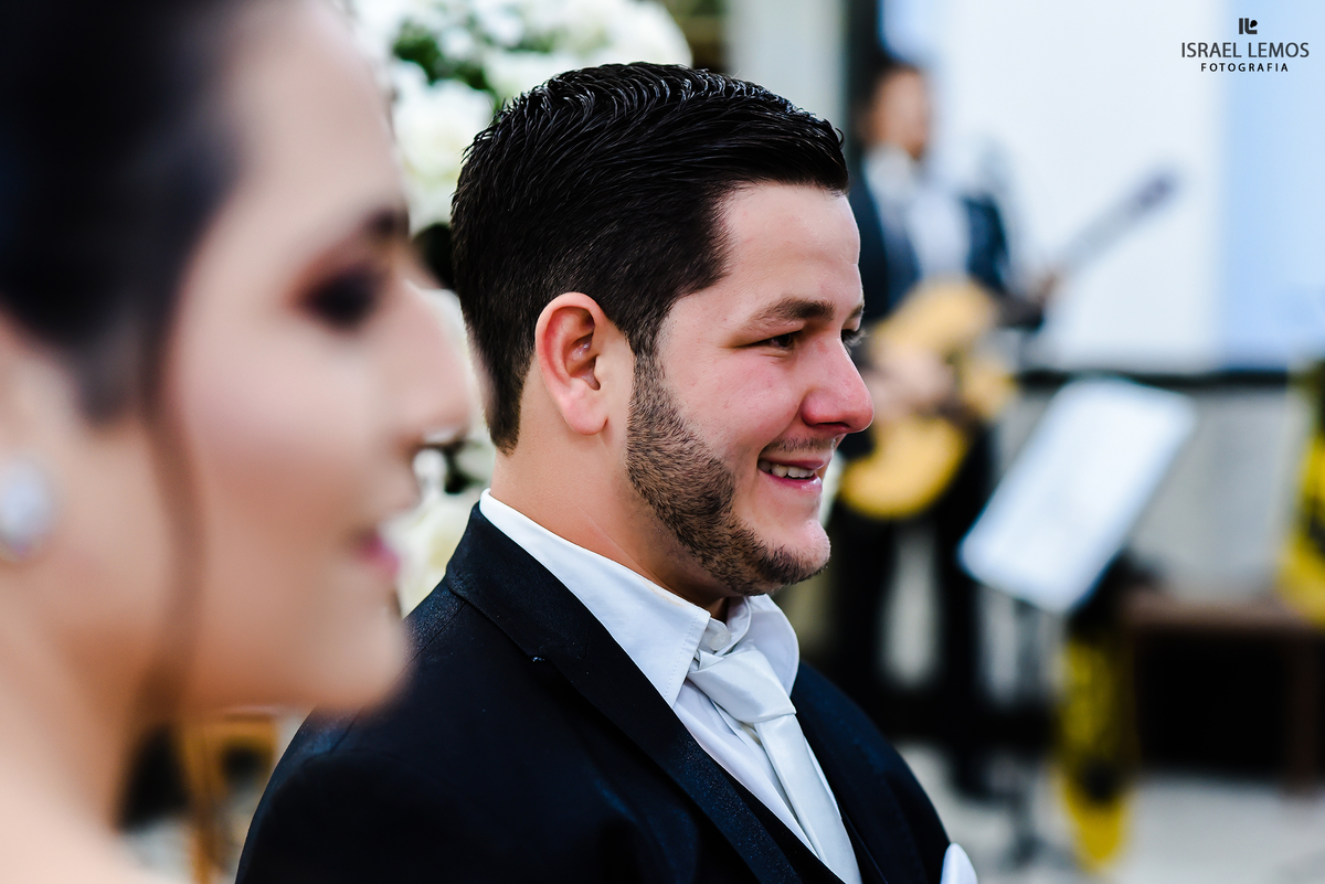 Noivo se emociana na entrada da dama