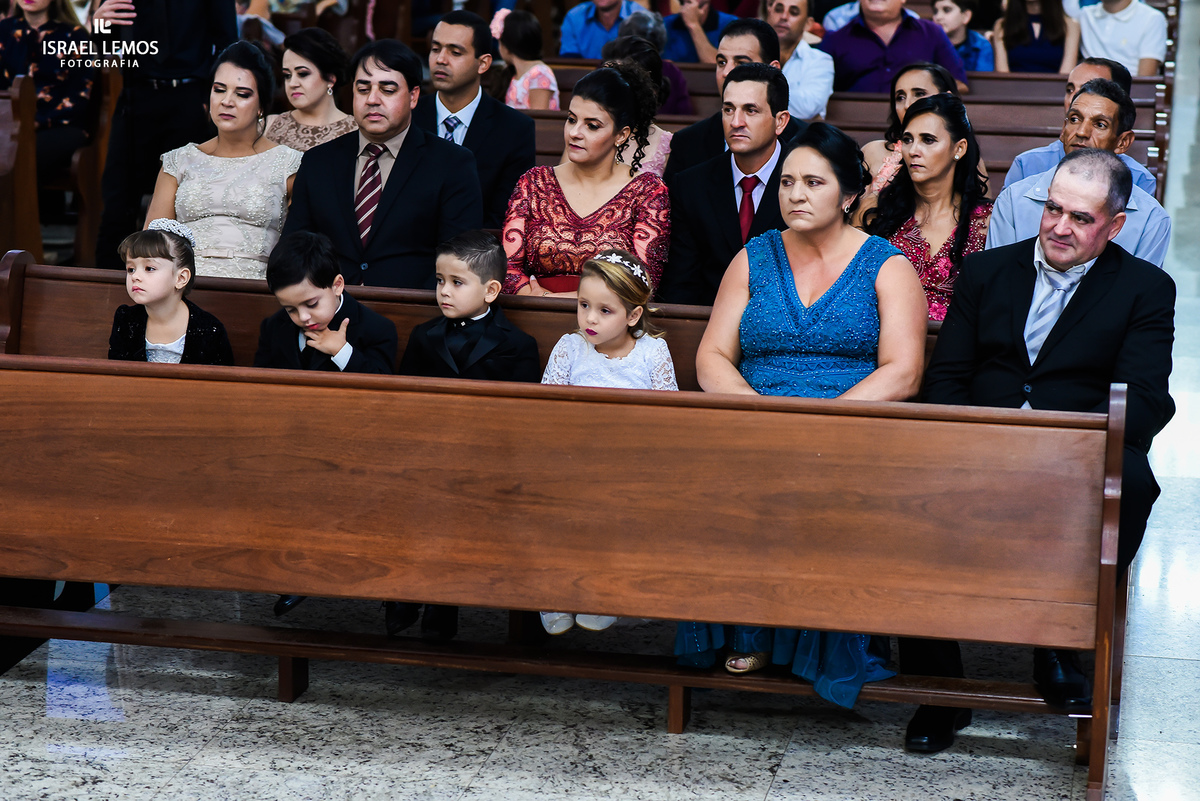 damas e pajens na igreja