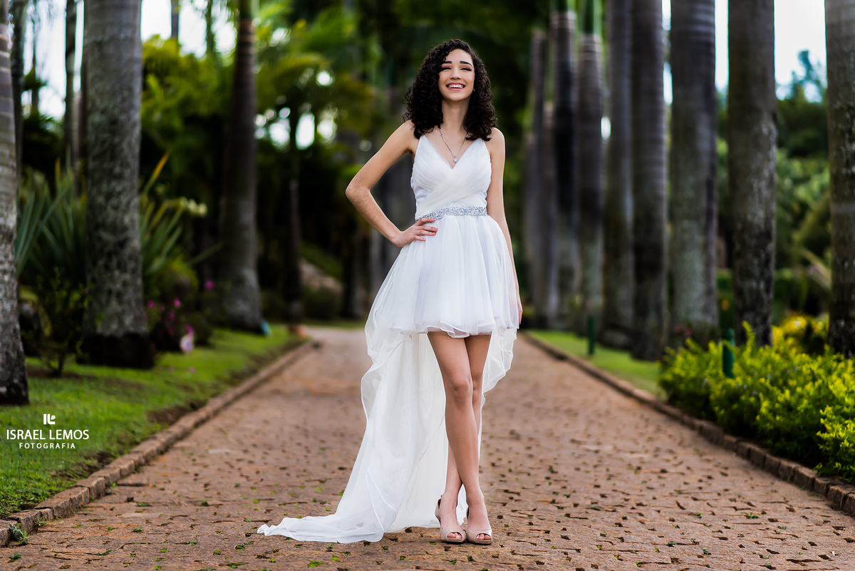 debutante posando para as lentes do fotografo Israel lemos Setima vila do ouro na cidade de Pitangui MG