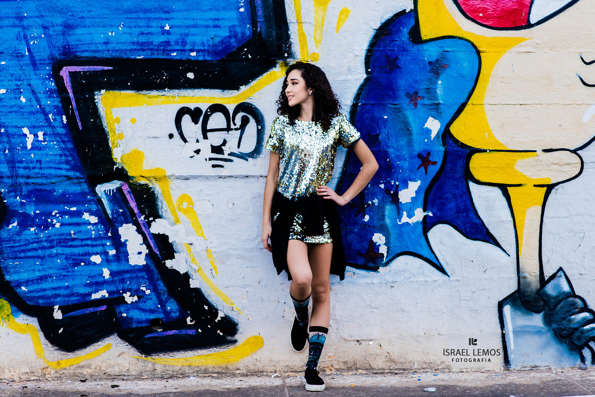 debutante fotografando nos grafites em Para de Minas MG