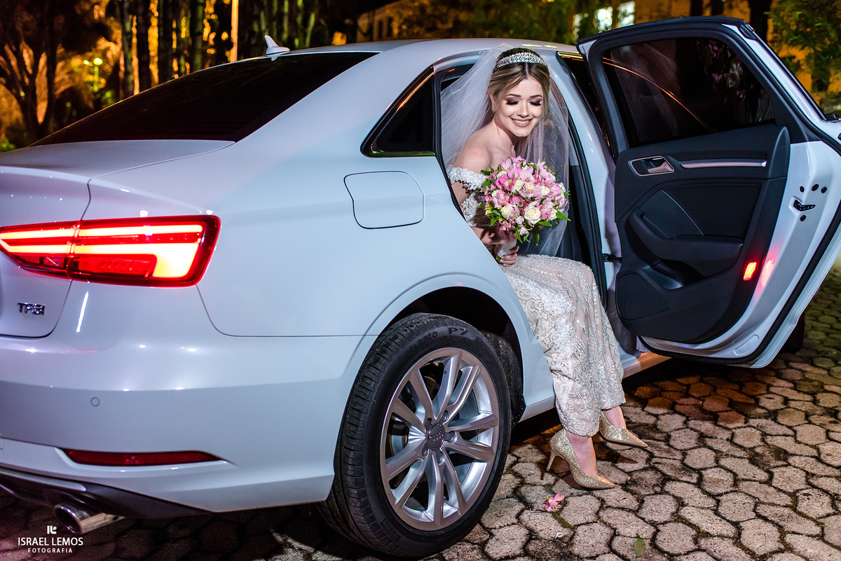 Noiva saindo do carro