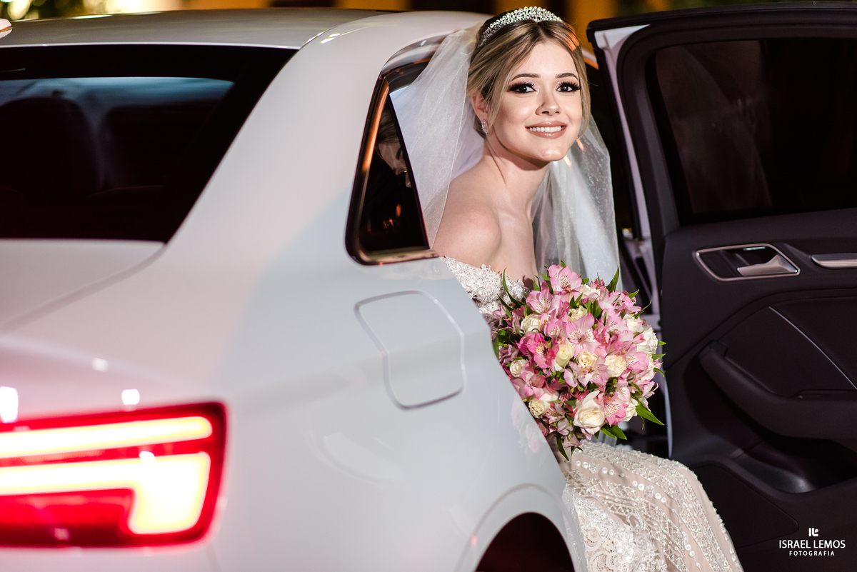 Noiva saindo do carro