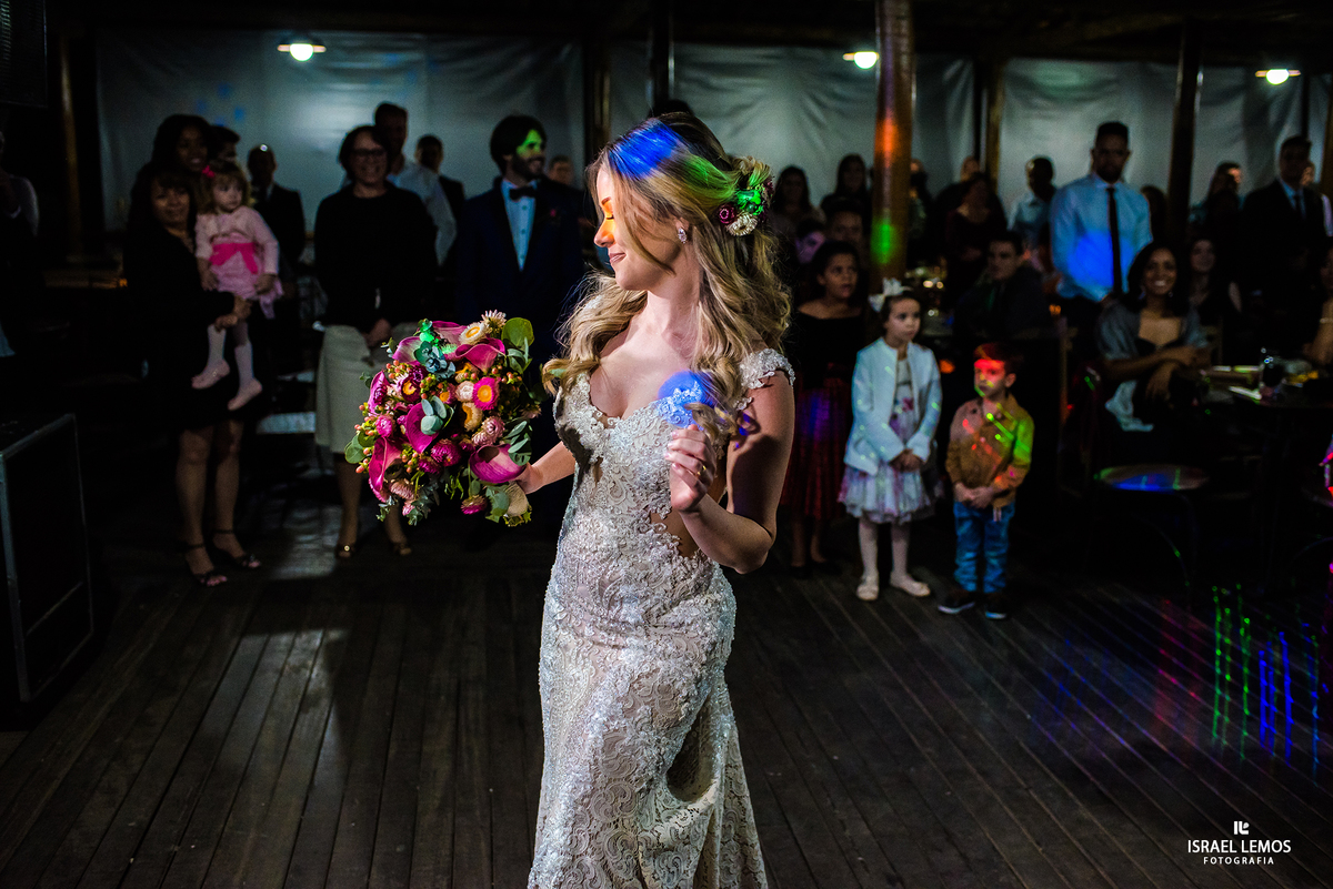 noiva dançando e feliz