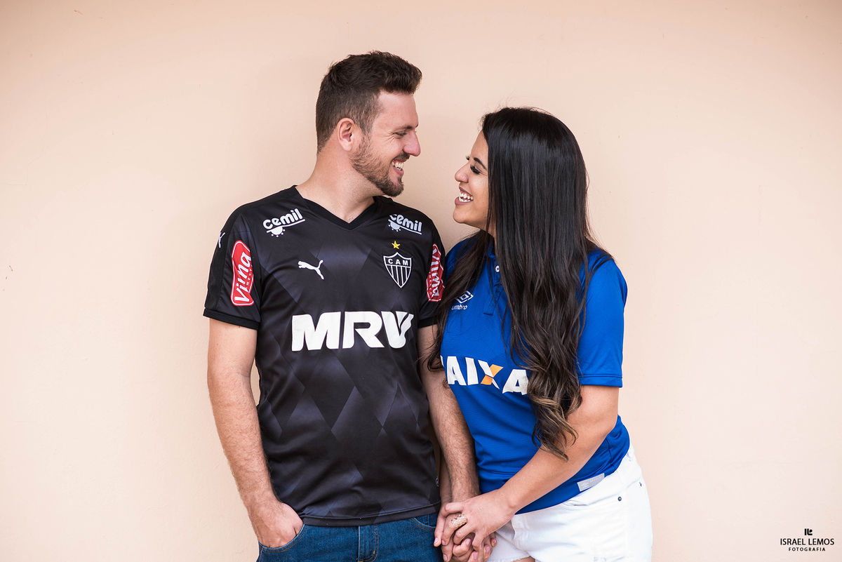 noivos apaixonados com futebol