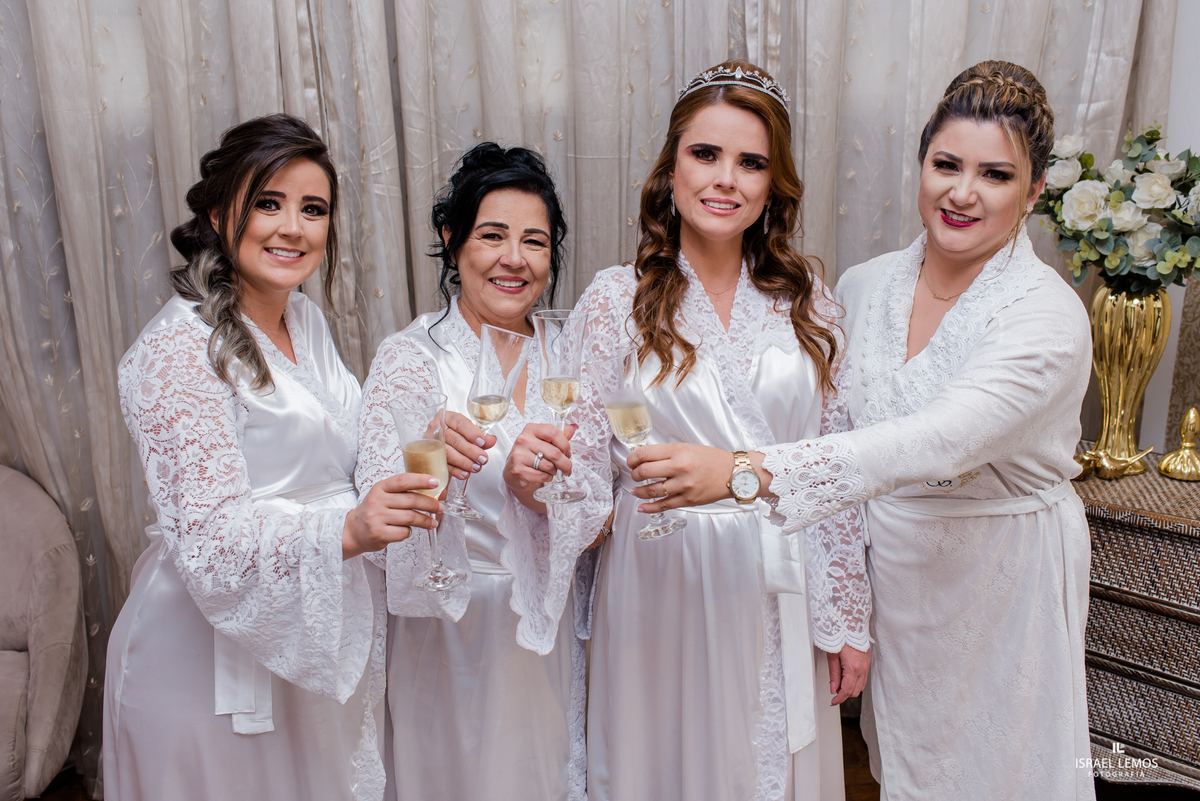 Espaco Silmaria Oliveira em para de minas reuni varios vestidos de noivas