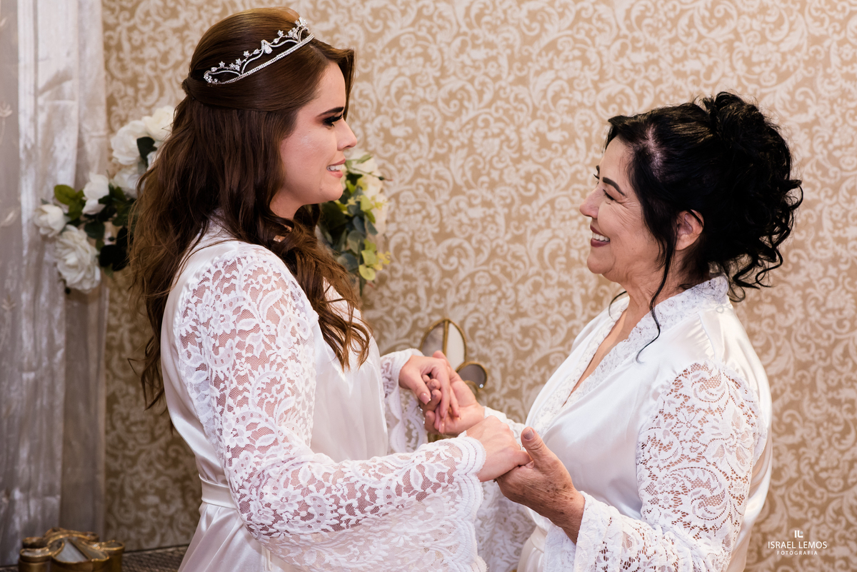 Espaco Silmaria Oliveira em para de minas reuni varios vestidos de noivas