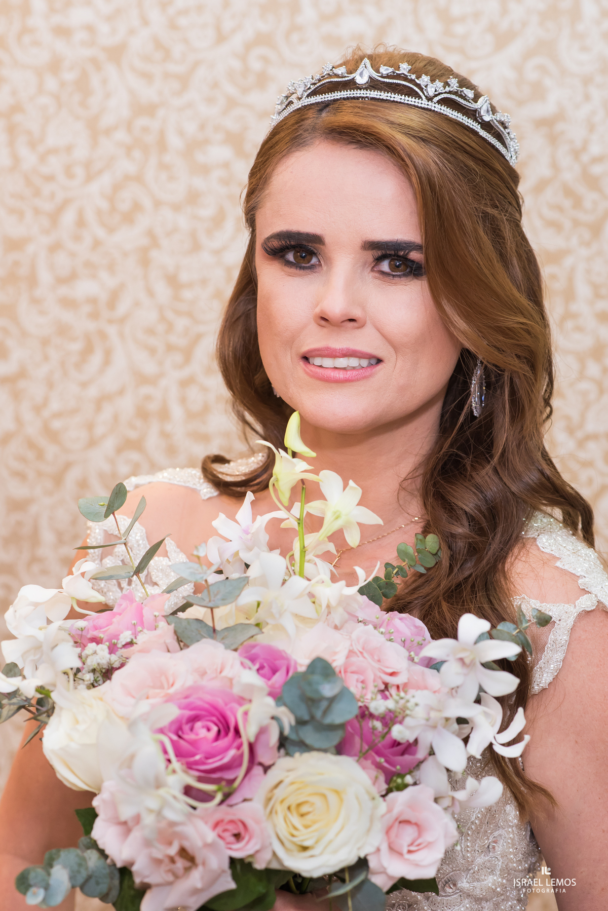 Espaco Silmaria Oliveira em para de minas reuni varios vestidos de noivas