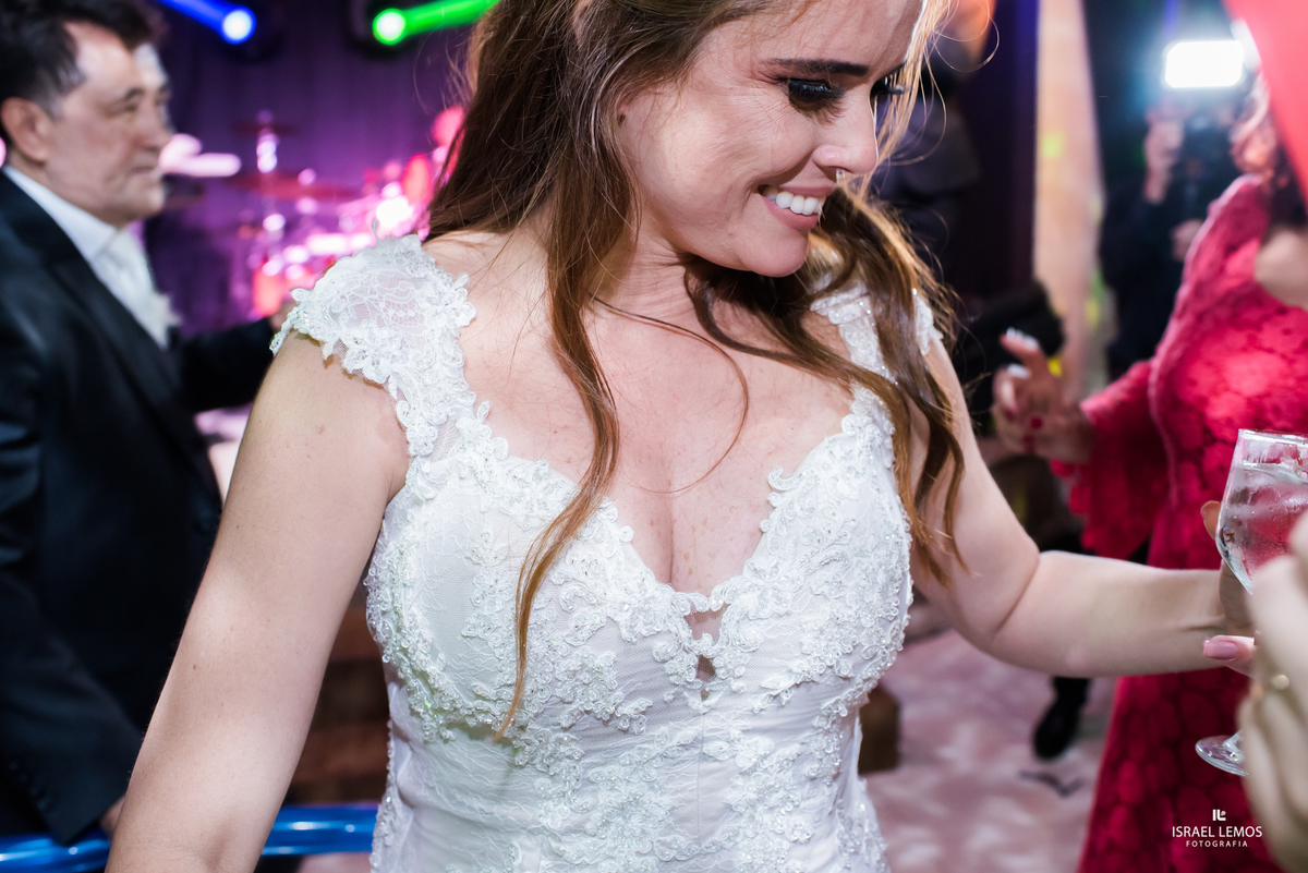 noiva curtindo a festa no espaco joseville
