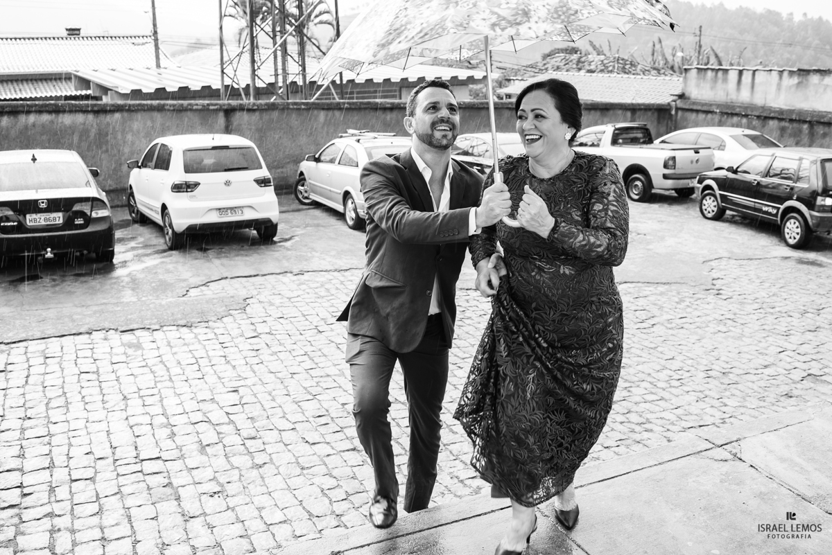 mae da noiva na chuva