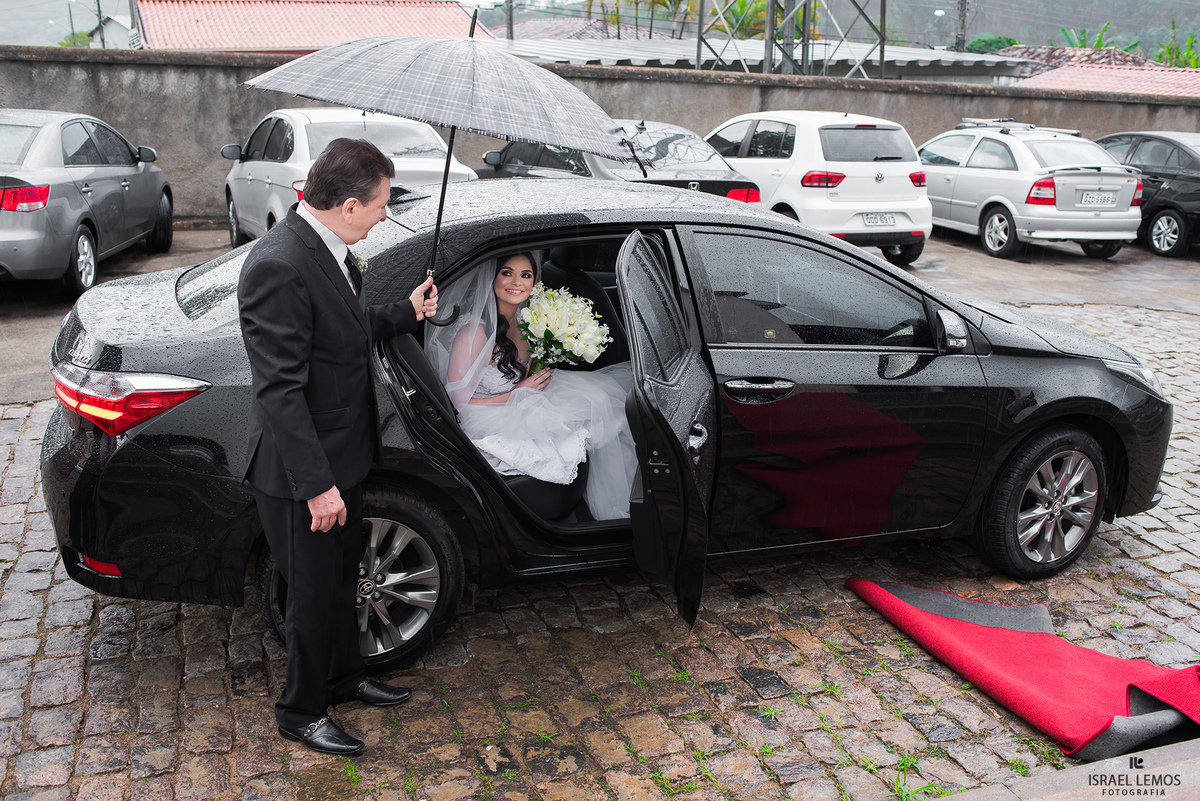 noiva saindo do carro com chuva