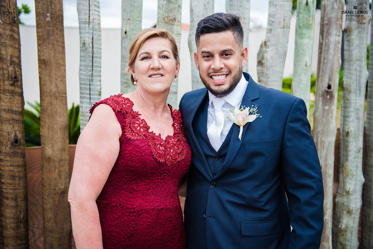 Noivo com a mae cidade de São Gonçalo do Para MG