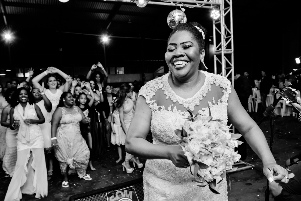 Noiva jogando o seu lindo buque