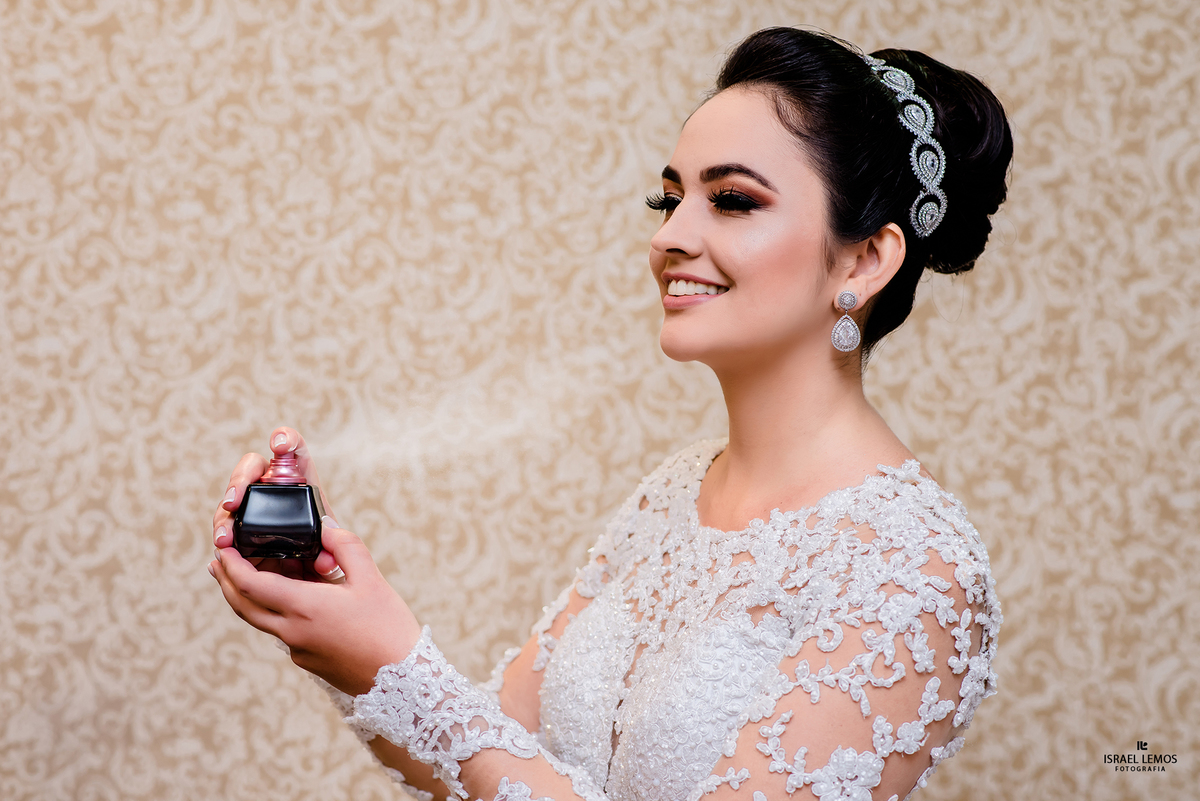 noiva com perfume indo pro casamento em Florestal com Silmaria Oliveira