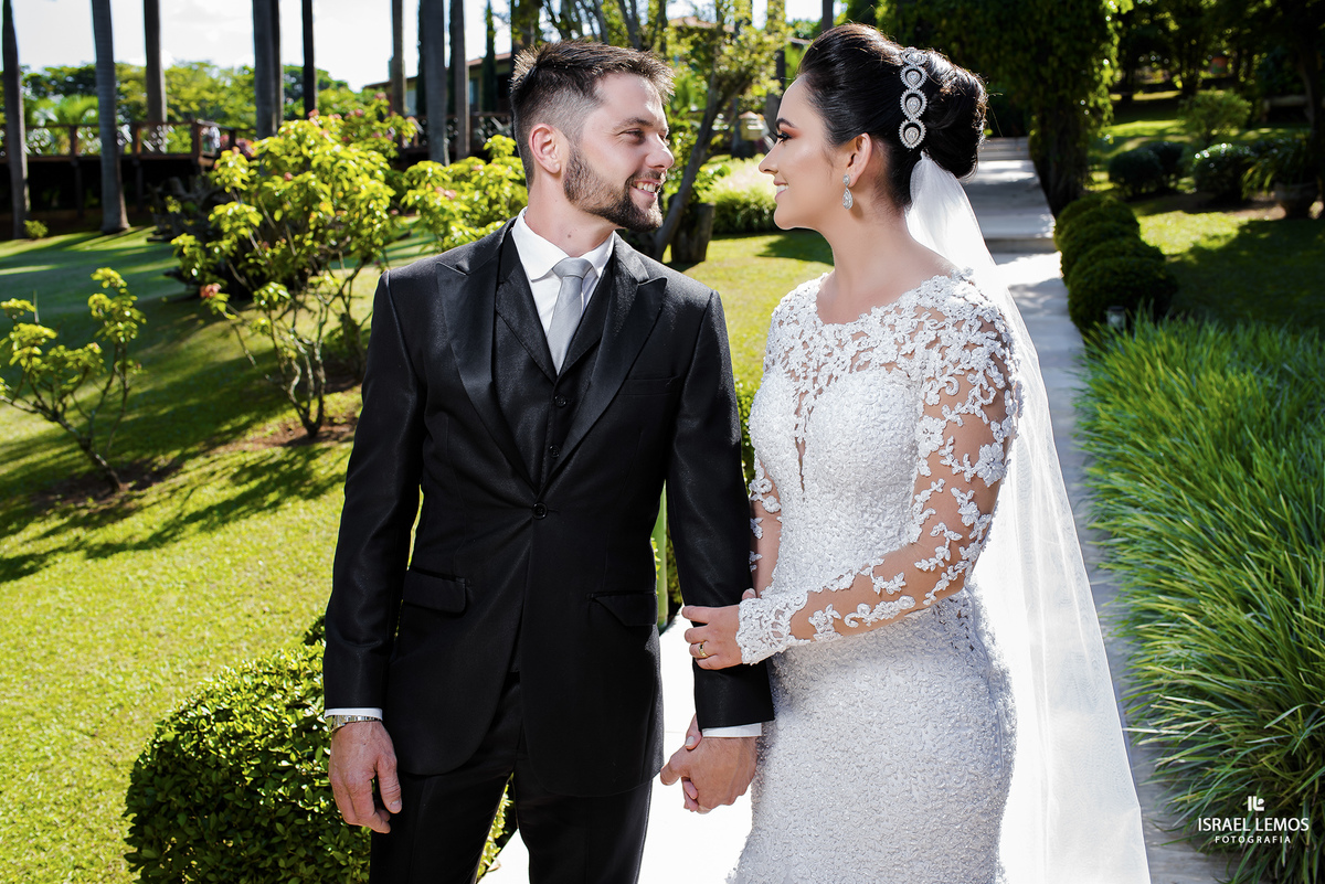 Confira as fotos externas do casal Joice e Gilberto um casal fantástico da cidade de Florestal e Pará de Minas. O local escolhido foi o Espaço Espaço Shangrila em Mateus Leme/MG.

Make, Cabelo e vestido: Silmaria Oliveira
Decoração: Stella Moreno
Espaço e