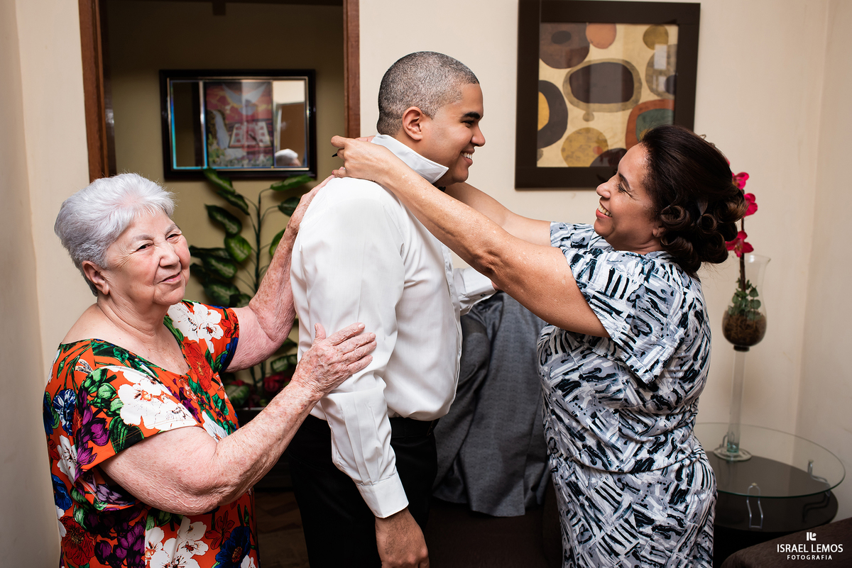 Noivo com a familia em casa