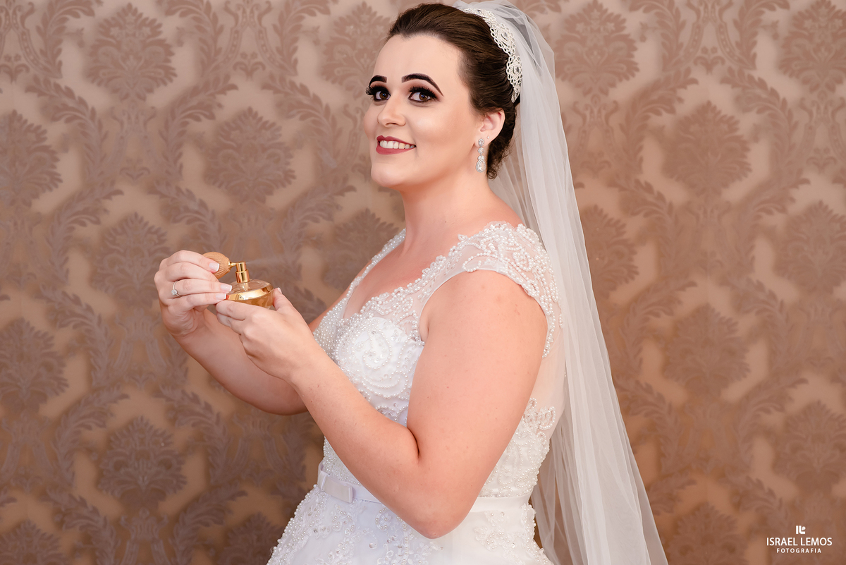 noiva passando perfume