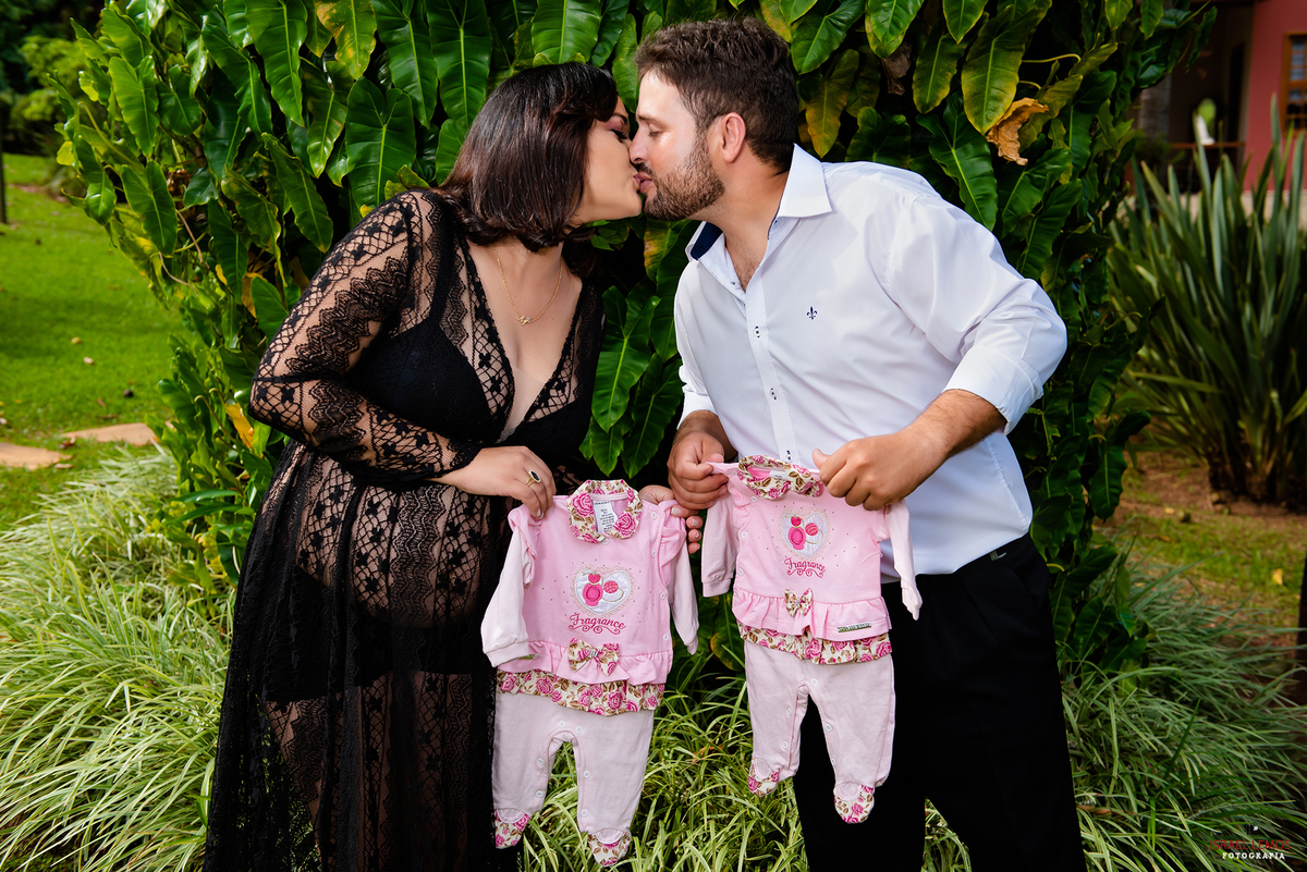 Gemeos a dois ou mais irmãos que nascem de uma mesma gestação da mãe, podendo ser idênticos ou não. Por extensão, as crianças nascidas de partos triplos, quádruplos ou mais também são chamadas de gêmeos/gémeos.[1] Apesar de não haver uma estatística preci