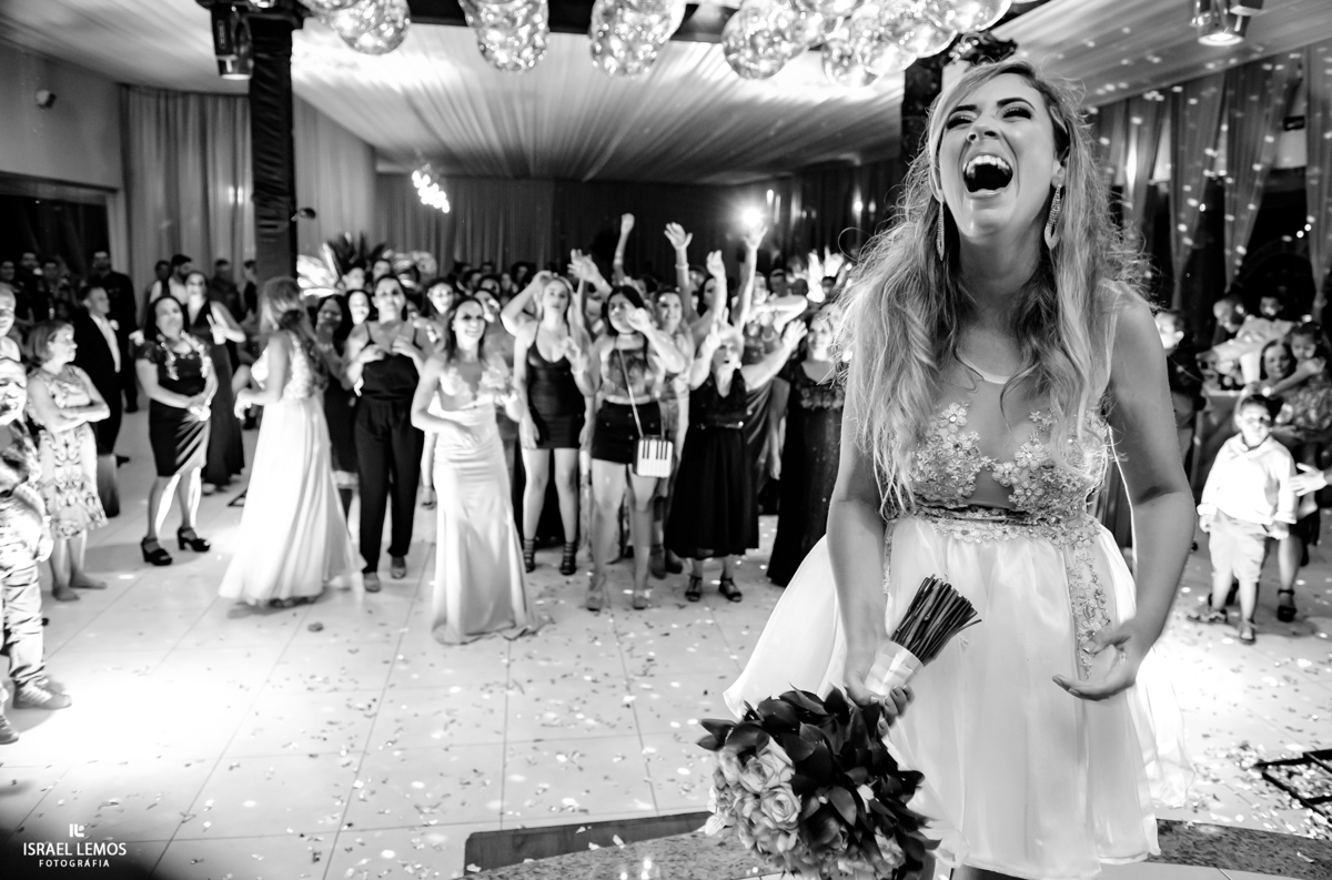 noiva jogando o buque no joseville