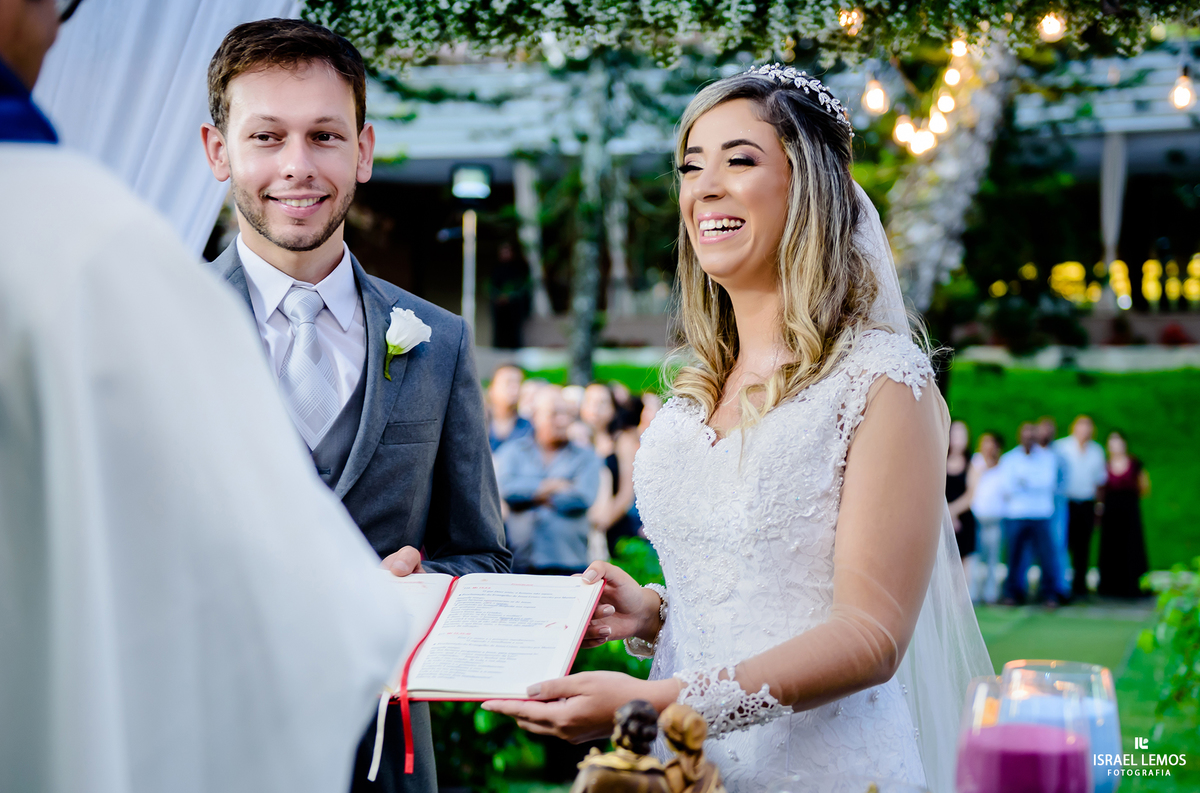 A fotografia nunca se revela por inteiro quando você se desmancha por alguém. Essas relações lembram uma foto polaroid: a imagem vai aparecendo aos poucos. Algumas coisas se distanciam do sentimento original, mas isso é a vida.