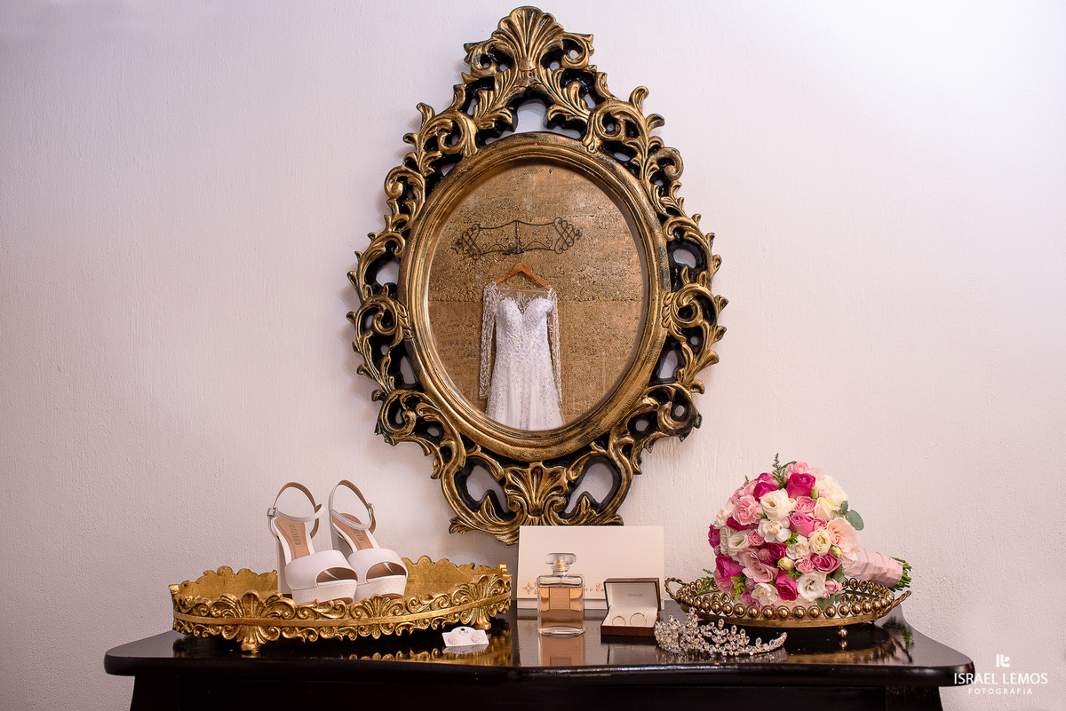 A Arte da Perfumaria
O Eau de Parfum é fornecido em um frasco spray para garantir uma aplicação fácil e generosa na pele ou nas roupas. Um ritual de perfumação completo para o banho e o corpo também capaz de amplificar o seu rastro.