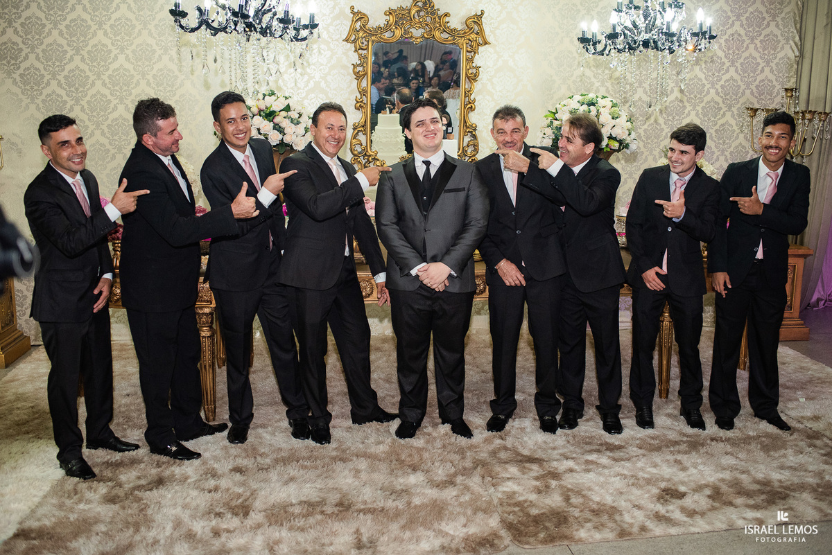 noivos com os amigos