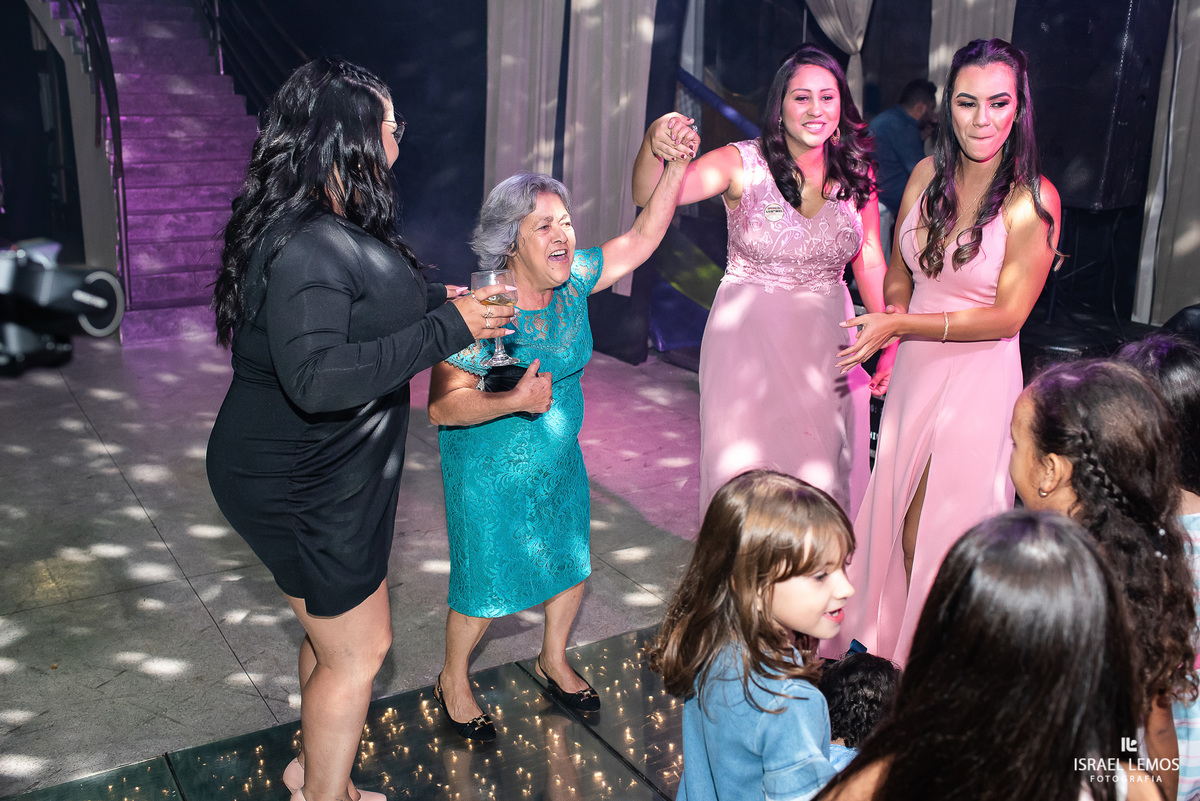 avo da noiva dancando em Pitangui