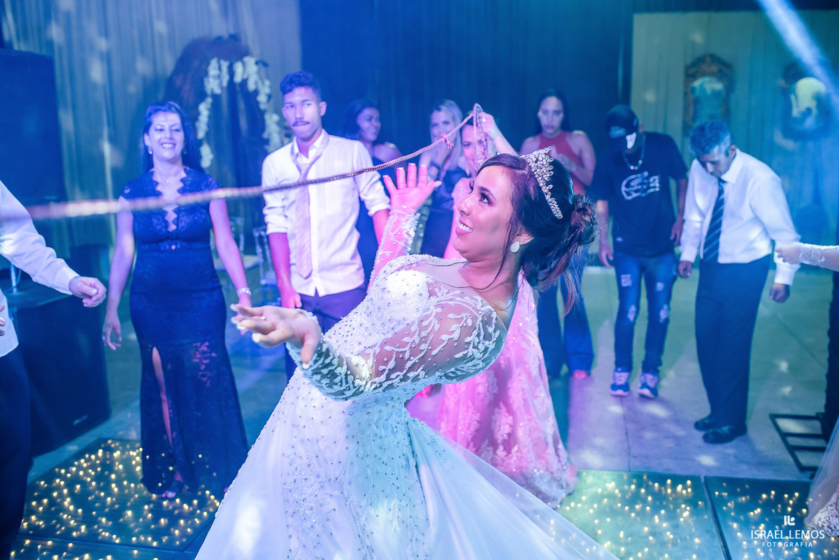 Passa negão
Passa neguinha
Quero ver você passar
Por debaixo da cordinha
Passa negão
Passa loirinha
Quero ver você passar
Por debaixo da cordinha
Passa loirão
Passa loirinha
Quero ver você passar
Por debaixo da cordinha
Passa loirão
Passa neguinha