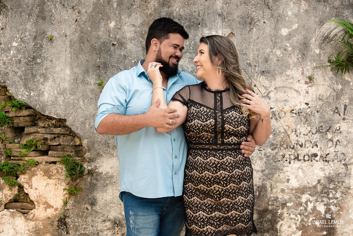Erika Silveira e Frederico gonçalves posando para as fotos feitas pelo fotografo de casamento Israel lemos