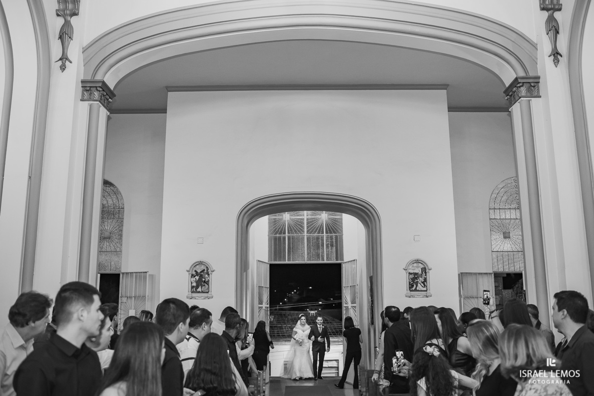 Linda entrada da noiva livia em Pitangui na igreja n s do pilar