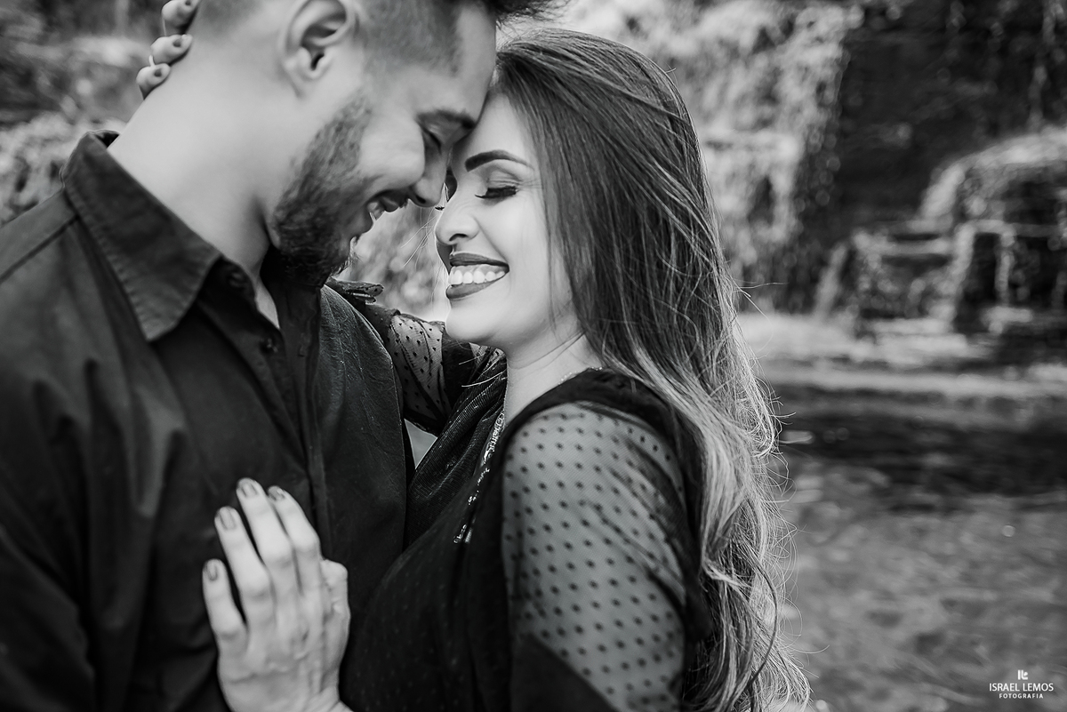 sorrido do casal noivos