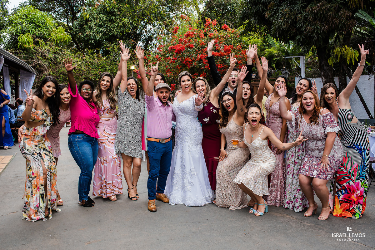 amigos na festa em betim