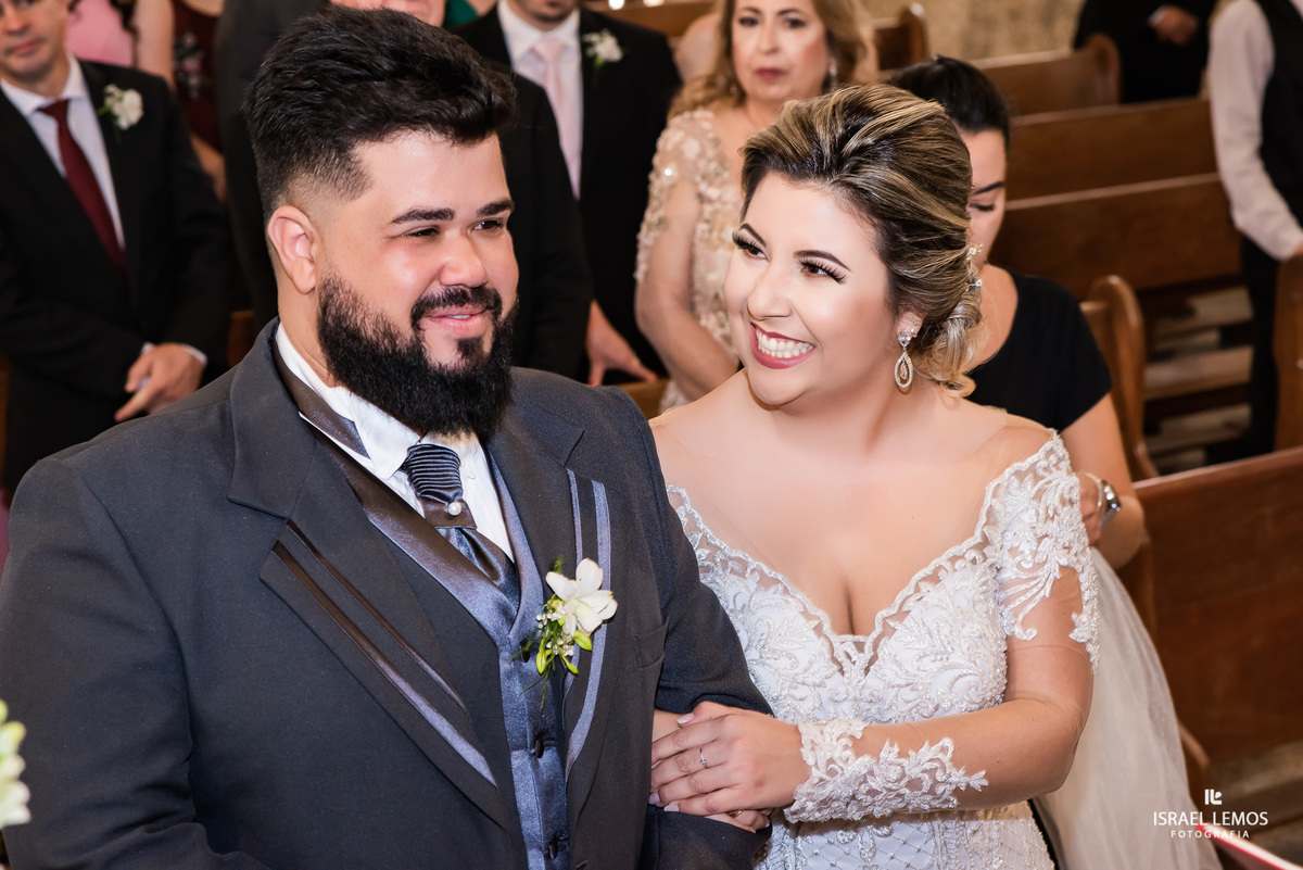 lindo olhar da noiva para o noivo em betim