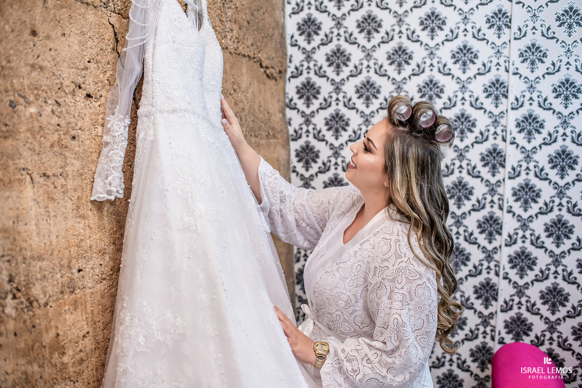 noiva tayamara com seu vestido de casamento em pitangui  na setima vila do ouro em pitangui maquiagem betania diniz 