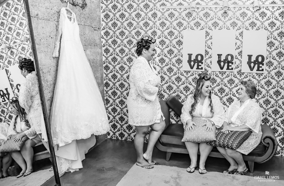 noiva com as amigas casamento em pitangui  na setima vila do ouro em pitangui maquiagem betania diniz 