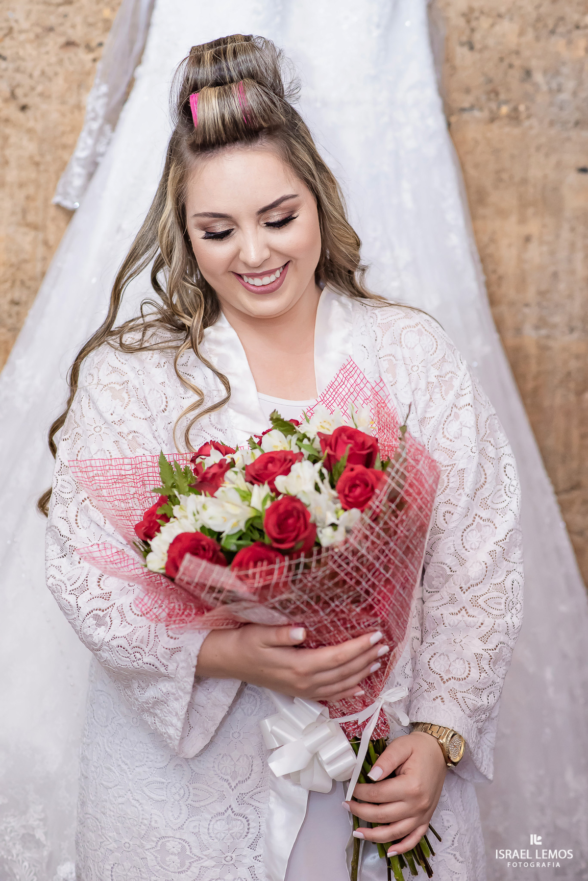 noiva com seu buque casamento em pitangui  na setima vila do ouro em pitangui maquiagem betania diniz 