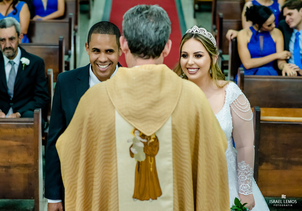 sorriso dos noivos N. S. do Pilar casamento em pitangui  na setima vila do ouro em pitangui maquiagem betania diniz Celebrada e assistida pelo padre herminho